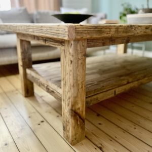 Couchtisch mit Ablage