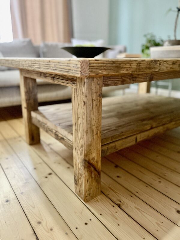 Couchtisch mit Ablage