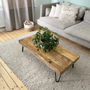 Couchtisch Altholzplanken auf Haarnadelbeinen