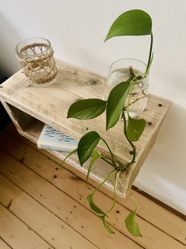 Nachttisch schwebend aus Altholz – Bild 2