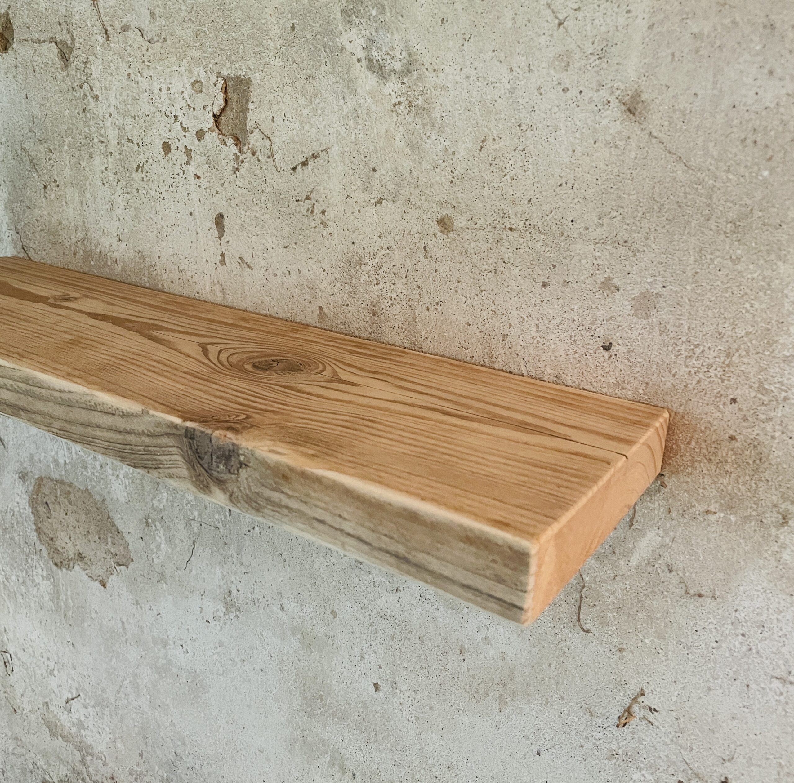 Schwebendes Regal Altholz