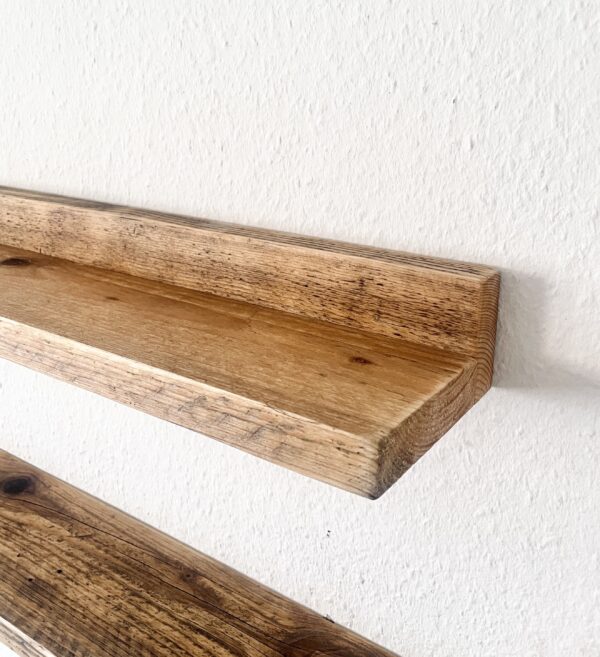 Schwebendes Regal mit Rückwand und Finish