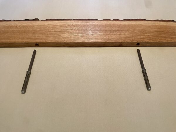 Schwebendes Regal Eiche mit Rinde – Bild 9