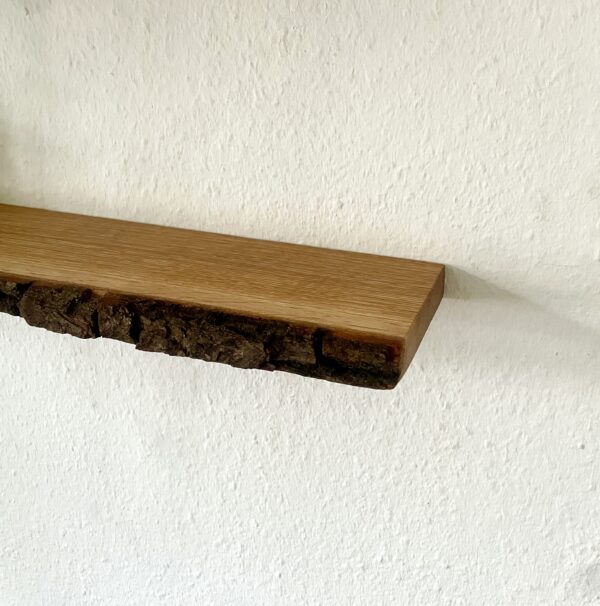 Schwebendes Regal Eiche mit Rinde