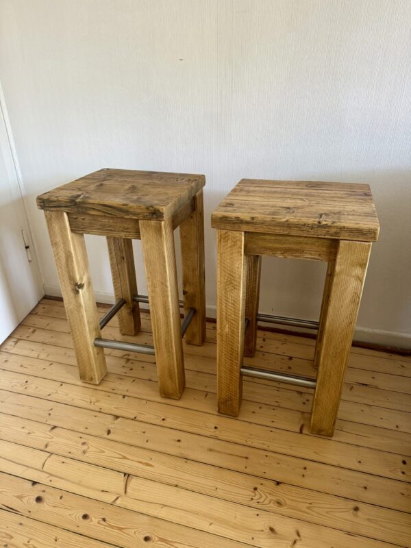 Barhocker aus Altholz – Bild 2