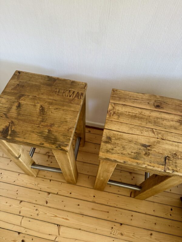 Barhocker aus Altholz – Bild 3