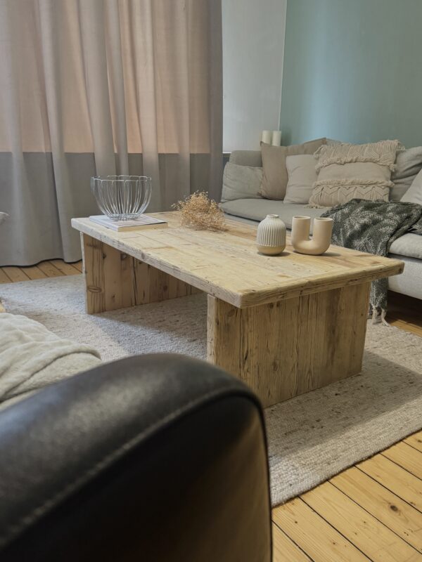 Couchtisch auf Gerüstbohlenbeinen – Bild 2