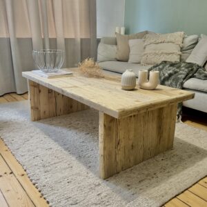 Couchtisch auf Gerüstbohlenbeinen