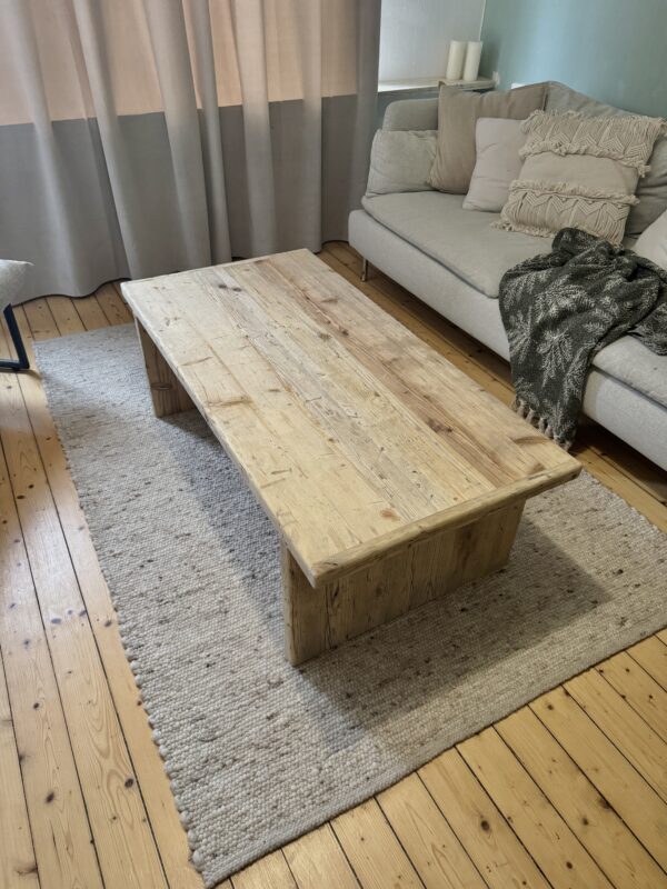 Couchtisch auf Gerüstbohlenbeinen – Bild 4