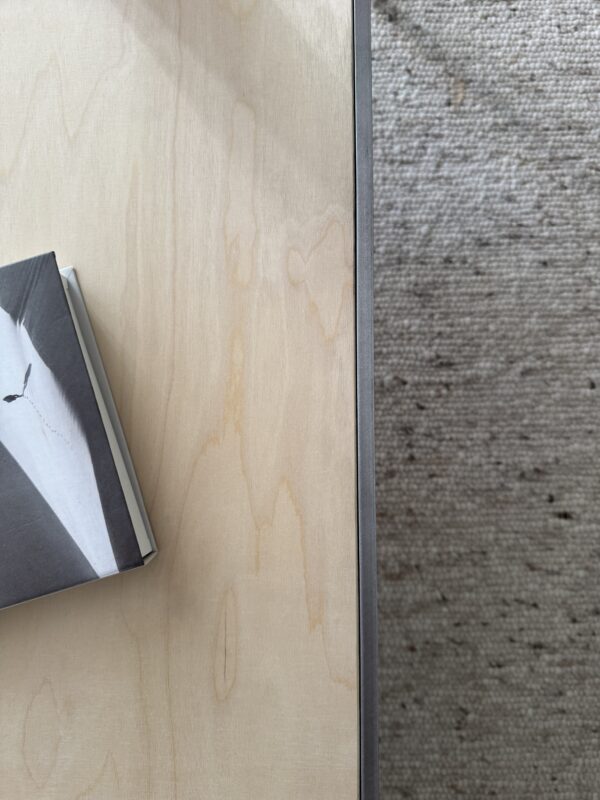 Handgefertigter Couchtisch im Industrial-Design – Multiplex Birke & Baustahl | Lokale Herstellung – Bild 8