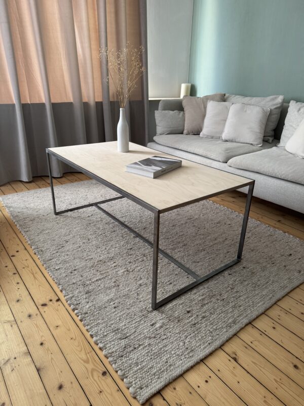 Handgefertigter Couchtisch im Industrial-Design – Multiplex Birke & Baustahl | Lokale Herstellung