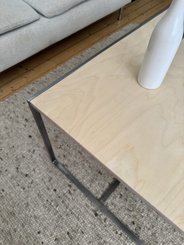 Handgefertigter Couchtisch im Industrial-Design – Multiplex Birke & Baustahl | Lokale Herstellung – Bild 5
