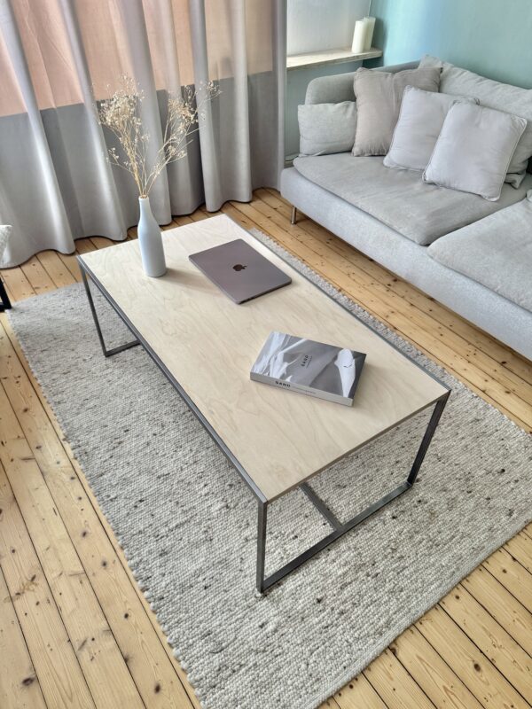 Handgefertigter Couchtisch im Industrial-Design – Multiplex Birke & Baustahl | Lokale Herstellung – Bild 2