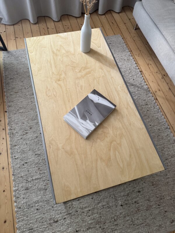 Handgefertigter Couchtisch im Industrial-Design – Multiplex Birke & Baustahl | Lokale Herstellung – Bild 12