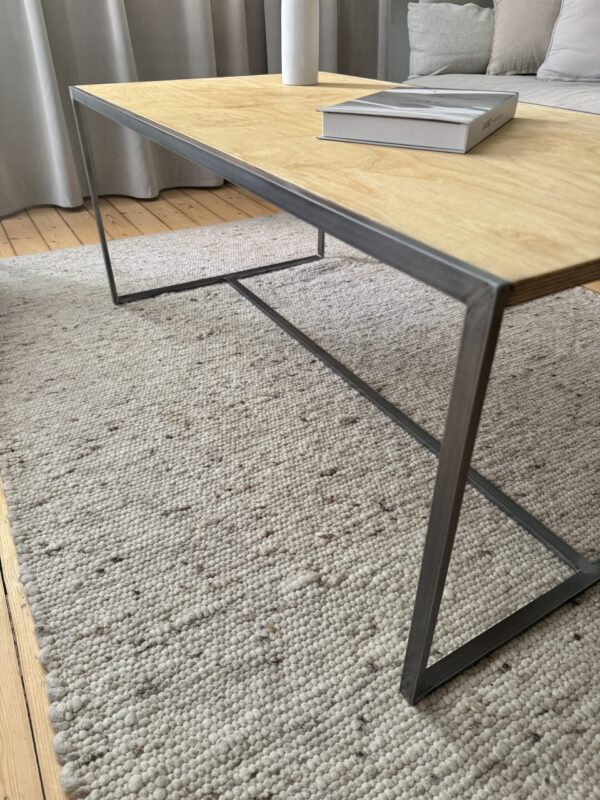 Handgefertigter Couchtisch im Industrial-Design – Multiplex Birke & Baustahl | Lokale Herstellung – Bild 10
