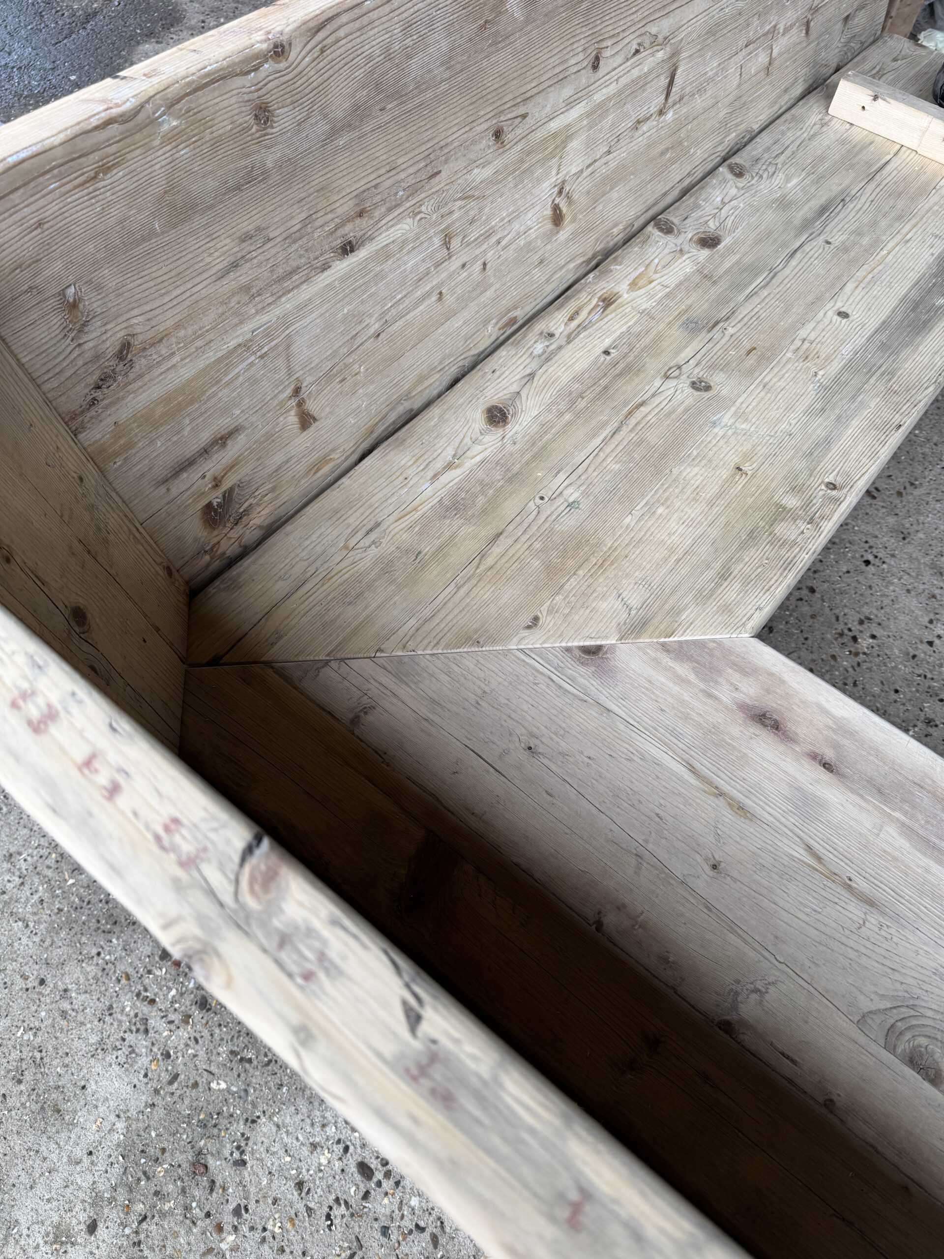 Eckbank aus Gerüstbohlen – Bild 13